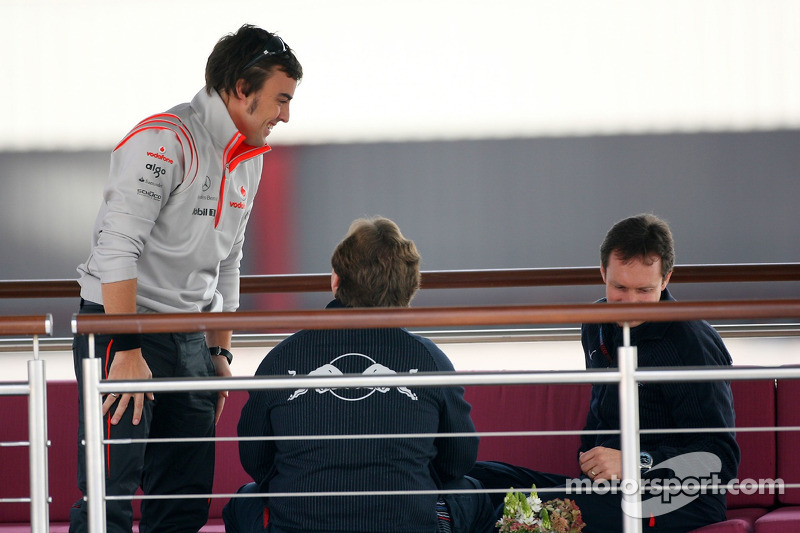 Fernando Alonso, McLaren Mercedes has a talk ve Christian Horner, Red Bull Racing, Direktör