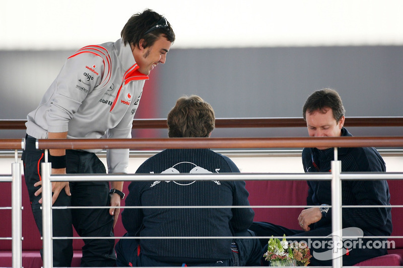 Fernando Alonso, McLaren Mercedes has a talk ve Christian Horner, Red Bull Racing, Direktör