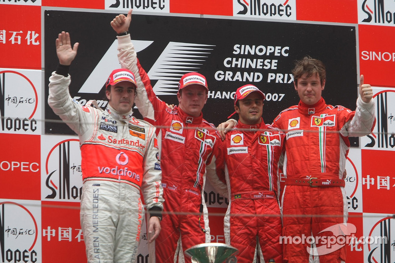 Podium: Sieger Kimi Räikkönen mit Fernando Alonso, Felipe Massa und Rob Smedley