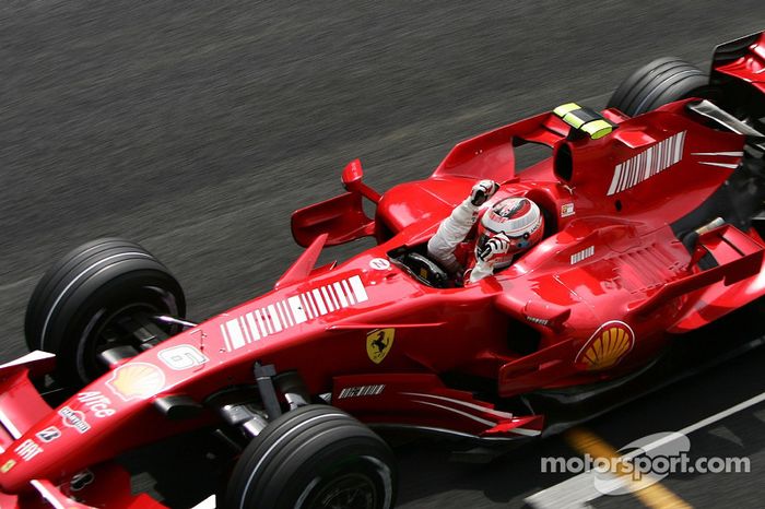 Kimi Raikkonen toma en primera posición la bandera a cuadros y gana el campeonato del mundo de pilotos de F1 2007