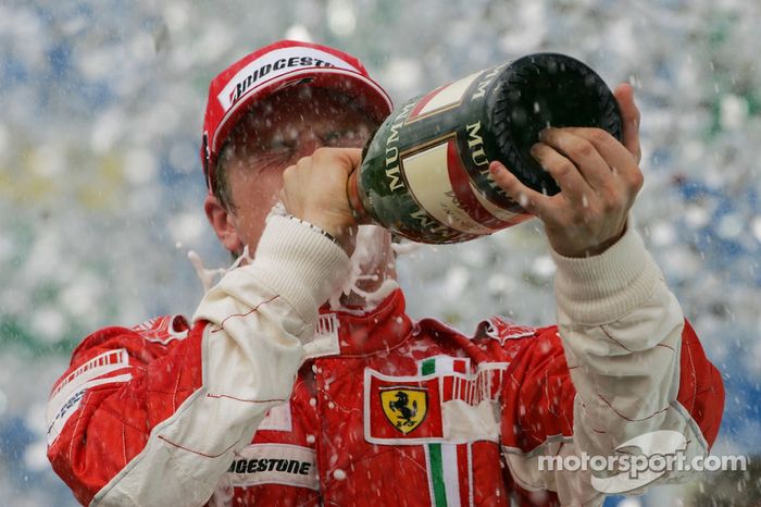 Podio: ganador de la carrera y campeón del mundo 2007 Kimi Raikkonen