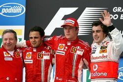 Podio: ganador de la carrera y campeón del mundo 2007 Kimi Raikkonen, segundo lugar Felipe Massa, te