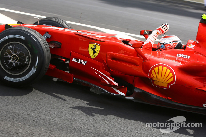 Ganador de la carrera y Campeón del Mundo 2007 Kimi Raikkonen celebra