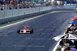 Ayrton Senna se lleva la bandera a cuadros