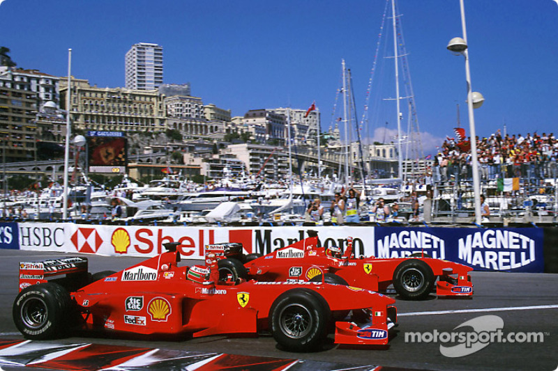 Ganador de la carrera Michael Schumacher celebra con el segundo lugar Eddie Irvine