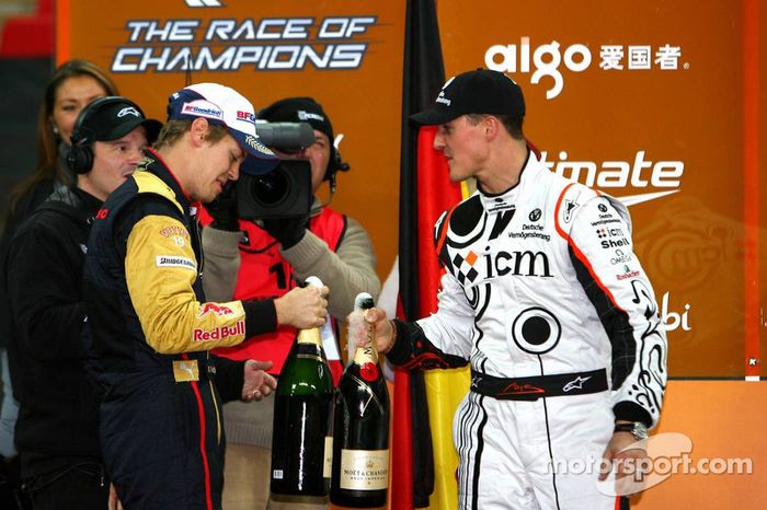 Michael Schumacher y Sebastian Vettel con el champagne en el podio