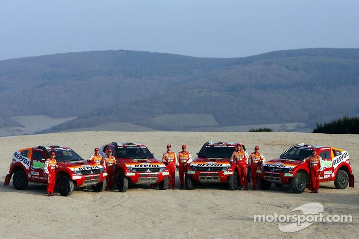 Repsol Mitsubishi Ralliart Team: Nani Roma y Lucas Cruz Senra, Luc Alphand y Gilles Picard, Stephane Peterhansel y Jean-Paul Cottret, Hiroshi Masuoka y Pascal Maimon con el Mitsubishi Pajero/Montero Evolution MPR13