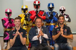 Daniel Ricciardo, Red Bull Racing e Daniil Kvyat, Red Bull Racing com Eiichi Ishigaki, vice-prefeito de Mie e Shuriken Sentai Ninninjyaa