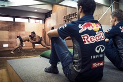 Daniel Ricciardo, Red Bull Racing e Daniil Kvyat, Red Bull Racing visitam local de lutas de sumô