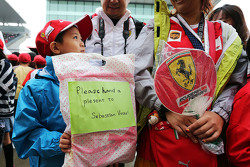 Un giovane tifoso di Sebastian Vettel, Ferrari