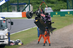 La Red Bull Racing RB11 de Daniil Kvyat est enlevée par les commissaires après son accident