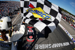 Austin Dillon recebe a bandeira quadriculada