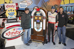 Ganador de la carrera Ryan Blaney, Team Penske Ford con Geoff Bodine