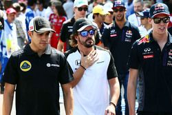 Pastor Maldonado, Lotus F1 Team et Fernando Alonso, McLaren lors de la parade des pilotes