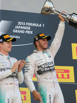 Il vincitore della gara Lewis Hamilton, Mercedes AMG F1 Team, il secondo classificato Nico Rosberg, Mercedes AMG F1 Team