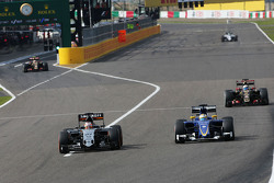 Нико Хюлькенберг, Sahara Force India F1 VJM08 и Маркус Эрикссон, Sauber C34 battle for position
