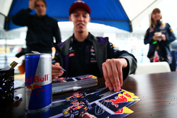 Даниил Квят, Red Bull Racing раздает автографы
