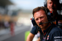 Кристиан Хорнер, руководитель Red Bull Racing, смотрит с командного пит-уолла