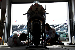 La moto de Sylvain Guintoli, Pata Honda, aux stands
