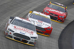 Greg Biffle, Roush Fenway Racing Ford en Brad Keselowski, Team Penske Ford en Kurt Busch, Stewart-Ha