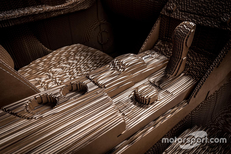 Une Lexus IS en carton