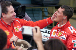 Podium: 1. und Weltmeister 2000: Michael Schumacher, Ferrari, mit Jean Todt