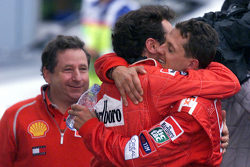 Yarış galibi ve 2000 Dünya Şampiyonu Michael Schumacher, Ferrari