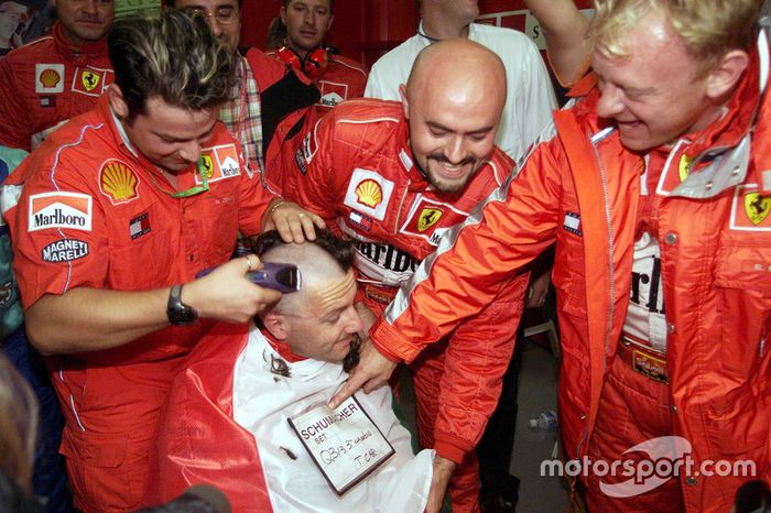 El equipo Ferrari celebra el Campeonato del mundo de pilotos  del 200