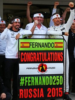 (De izquierda a derecha): Fernando Alonso, McLaren celebra su GP número 250 con Eric Boullier, direc
