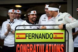 Jenson Button, McLaren celebra el GP 250 GP de su compañero de equipo Fernando Alonso, McLaren