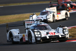 #17 Porsche Team Porsche 919 Hybrid: Timo Bernhard, Mark Webber, Brendon Hartley