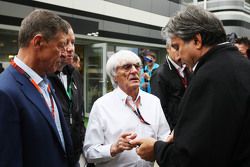 Dmitry Kozak, Ministro Adjunto ruso con Bernie Ecclestone y Pasquale Lattuneddu, de la FOM