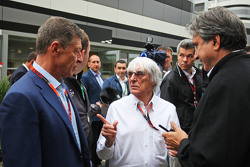 Dmitry Kozak, stellvertretender Ministerpräsident von Russland, mit Bernie Ecclestone und Pasquale L