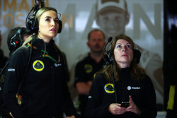 Carmen Jorda, Lotus F1 Team Development Driver met Clarisse Hoffmann, Lotus F1 Team Media Communicat