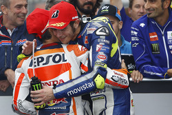 Race winnaar Dani Pedrosa, Repsol Honda Team en tweede Valentino Rossi, Yamaha Factory Racing
