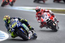 Valentino Rossi, Yamaha Factory Racing, devant Andrea Dovizioso, Ducati Team