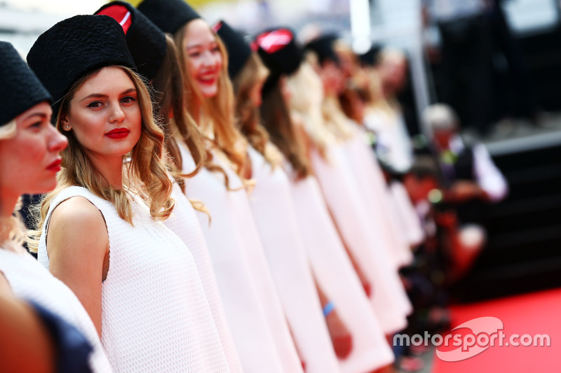 Chicas de la parrilla en el desfile de pilotos