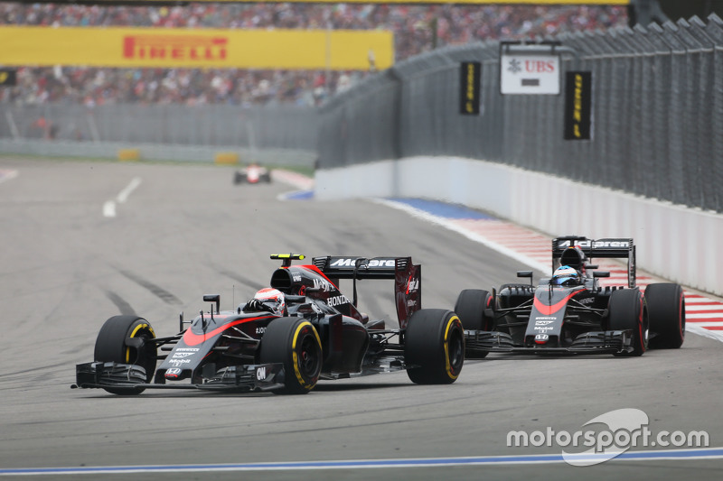 Jenson Button, McLaren MP4-30 en Fernando Alonso, McLaren MP4-30