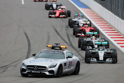 Nico Rosberg, Mercedes AMG F1 W06 aan de leiding achter de FIA Safety Car