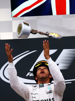 победитель гонки - Льюис Хэмилтон, Mercedes AMG F1 празднует на подиуме