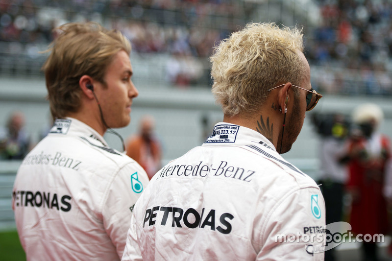 (L to R): Nico Rosberg, Mercedes AMG F1 and team mate Lewis Hamilton, Mercedes AMG F1 on the grid