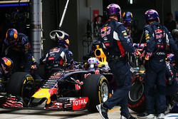 Daniel Ricciardo, Red Bull Racing RB11 hace una parada en pits