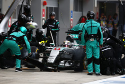 Льюис Хэмилтон, Mercedes AMG F1 W06 во время пит-стопа