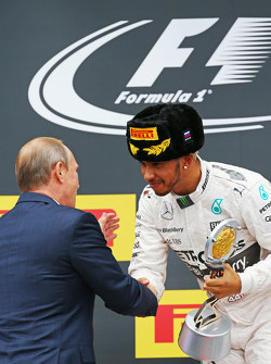 Ganador de la carrera Lewis Hamilton, Mercedes AMG F1 celebra en el podio con Vladimir Putin Preside