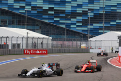Valtteri Bottas, Williams FW37 devant Kimi Raikkonen, Ferrari SF15-T