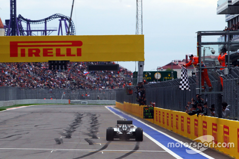 Le vainqueur Lewis Hamilton, Mercedes AMG F1 W06 passe sous le drapeau à damiers et remporte la course