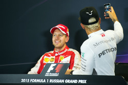 Sebastian Vettel, Ferrari en Lewis Hamilton, Mercedes AMG F1 in de persconferentie