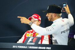 Sebastian Vettel, Ferrari y Lewis Hamilton, Mercedes AMG F1 en la conferencia de prensa de la FIA