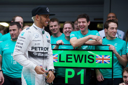 Ganador de la carrera Lewis Hamilton, Mercedes AMG F1 celebra con el equipo