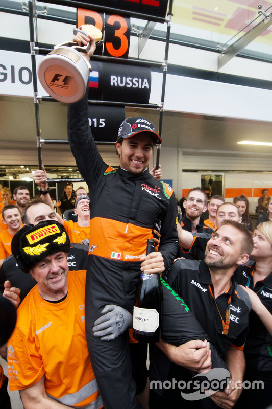 El equipo de Sahara Force India celebra el tercer puesto para Sergio Pérez